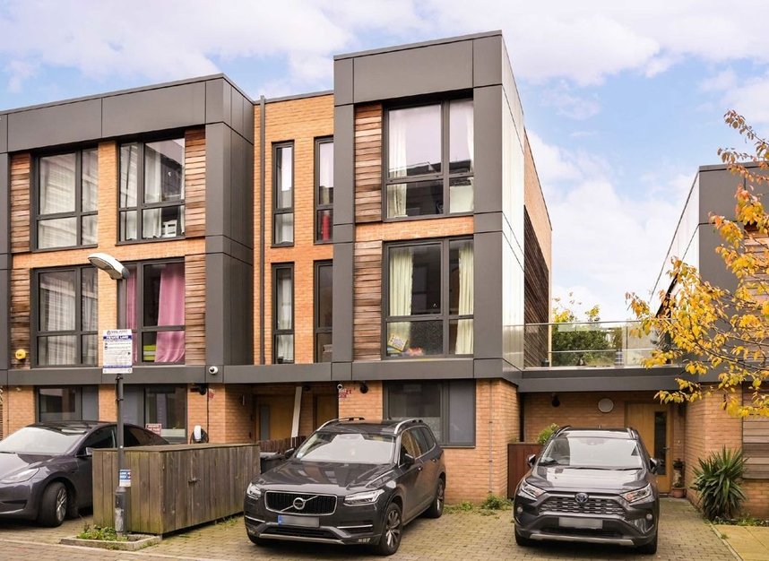 Properties for sale in Baltic Avenue - TW8 0LL view1