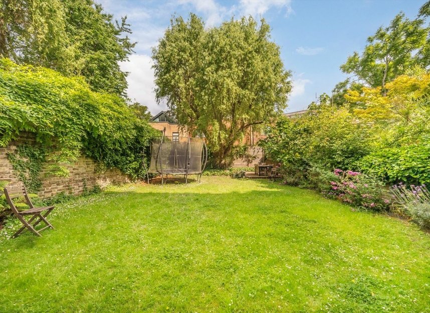 Properties for sale in Belsize Park - NW3 4EE view2