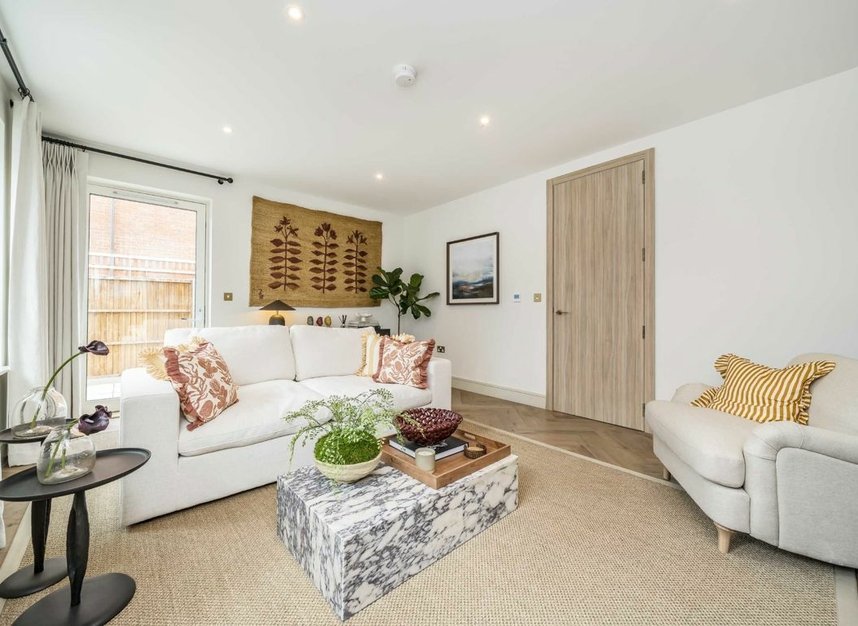 Properties for sale in Bicknell Way - SW17 0FD view2