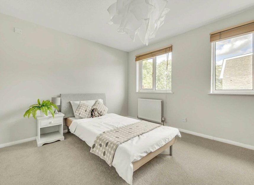 Properties for sale in Blossom Close - W5 4YF view6