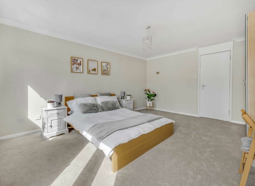 Properties for sale in Blossom Close - W5 4YF view5