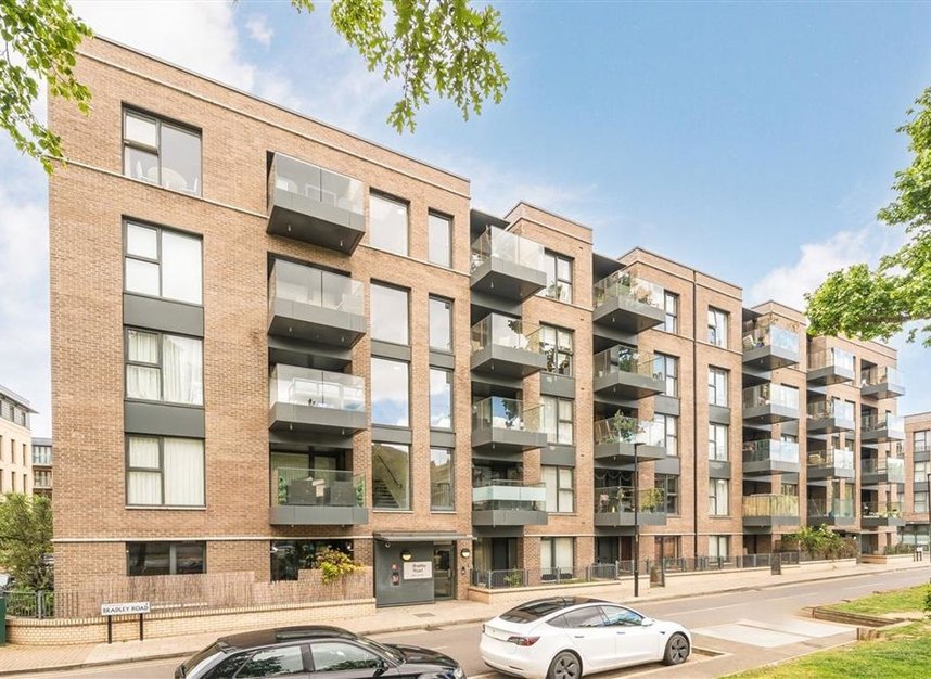 Properties for sale in Bradley Road - SW4 8FA view1