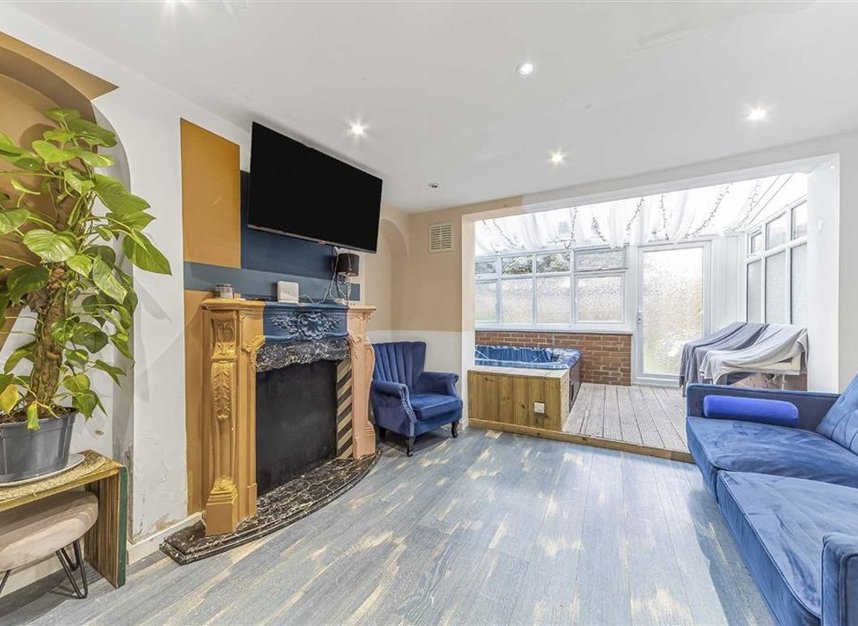 Properties for sale in Cable Street - E1W 3DR view2