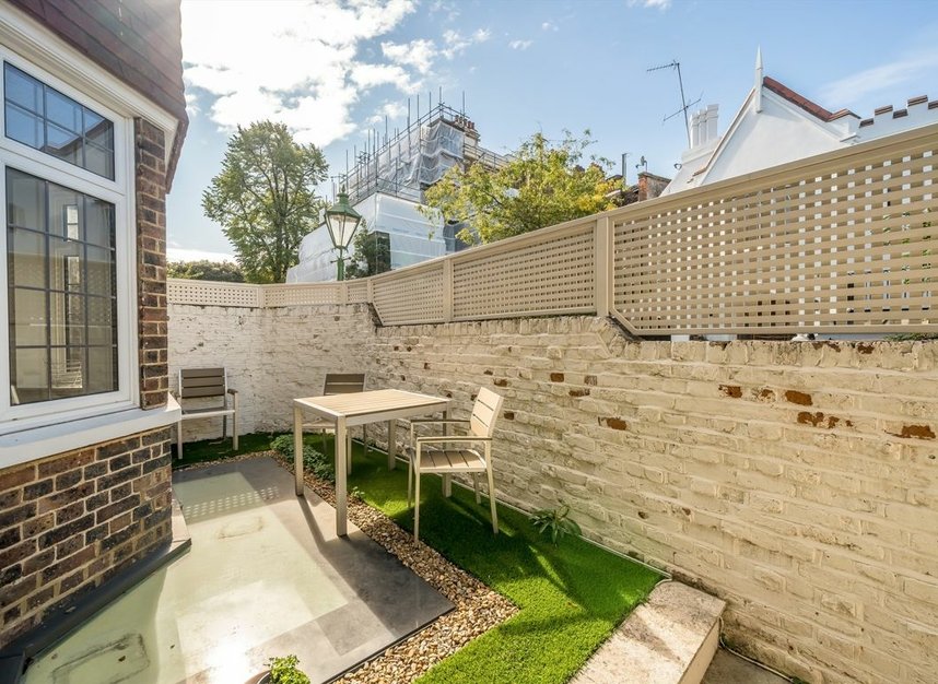 Properties for sale in Campden Hill Square - W8 7JR view11