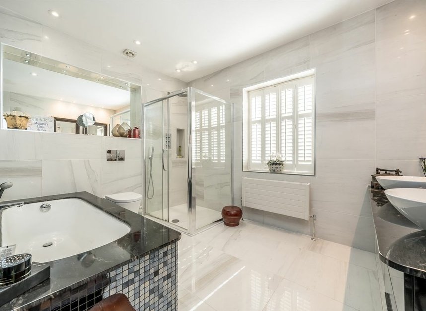 Properties for sale in Campden Hill Square - W8 7JR view6