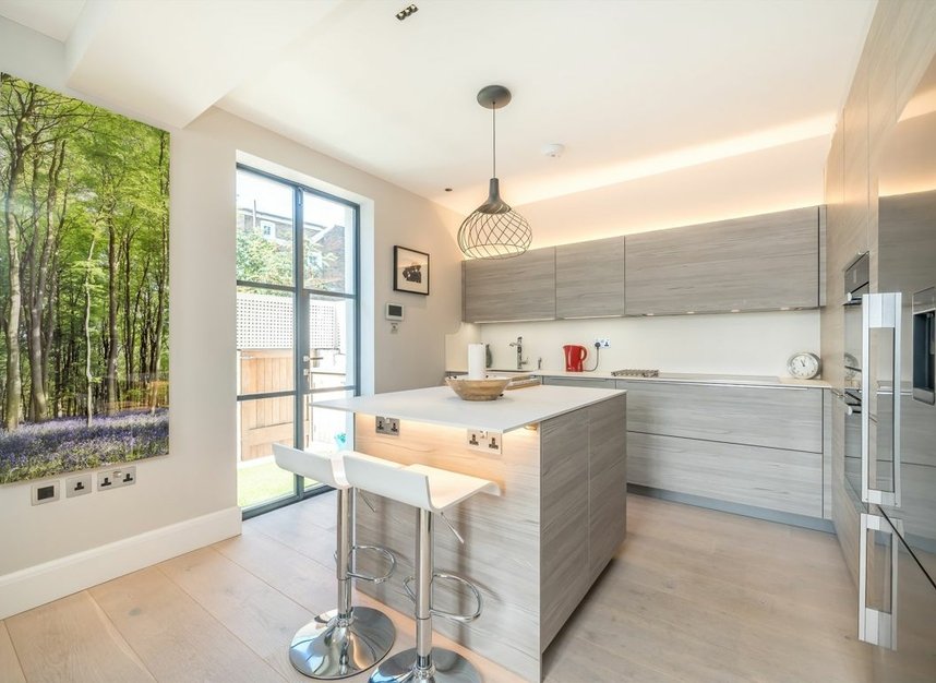 Properties for sale in Campden Hill Square - W8 7JR view4