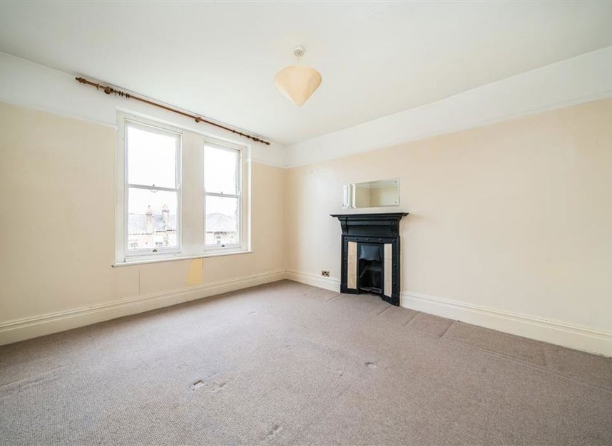 Properties for sale in Cavendish Gardens - SW4 8QW view3