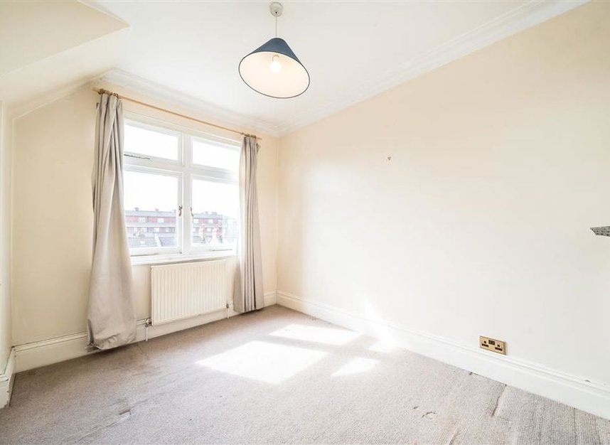 Properties for sale in Cavendish Gardens - SW4 8QW view6