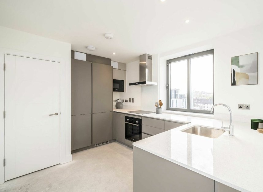 Properties for sale in Chatfield Road - SW11 3UL view4