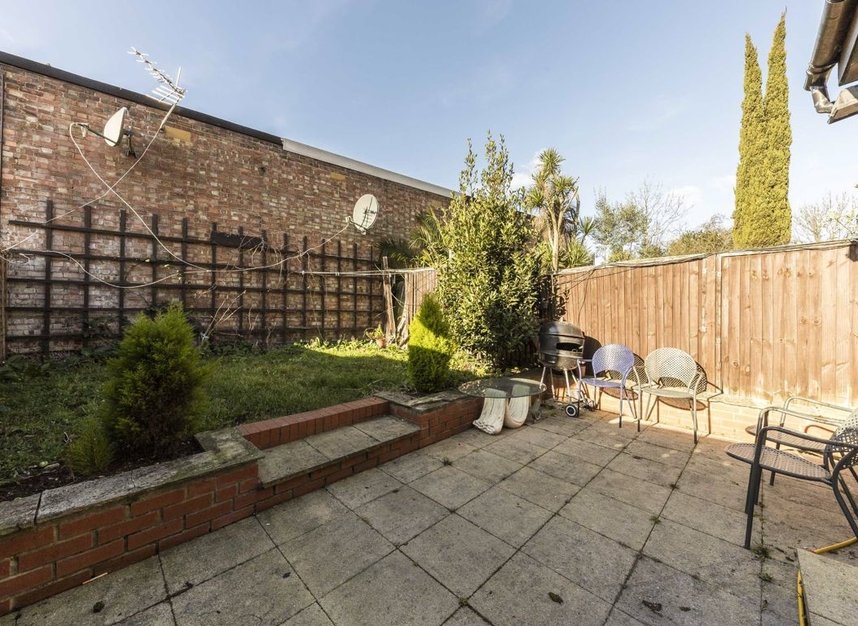 Properties for sale in Chatsworth Gardens - W3 9LN view5