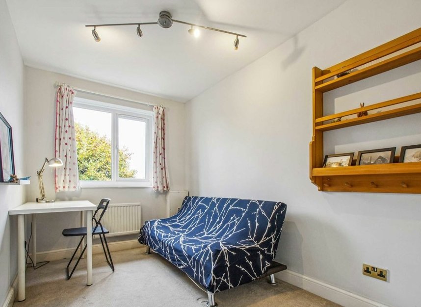 Properties for sale in Clandon Gardens - N3 3BG view4