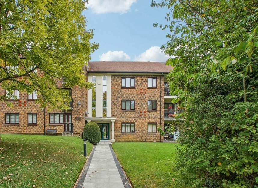 Properties for sale in Clandon Gardens - N3 3BG view1