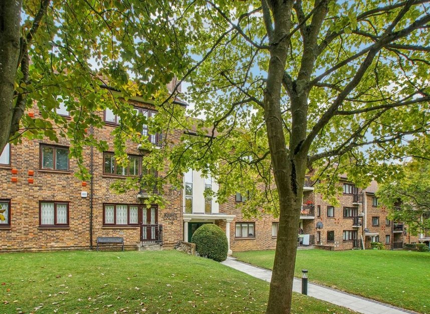 Properties for sale in Clandon Gardens - N3 3BG view8