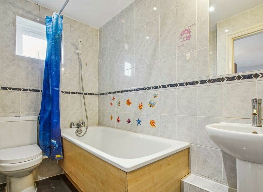 Properties for sale in Clandon Gardens - N3 3BG view7