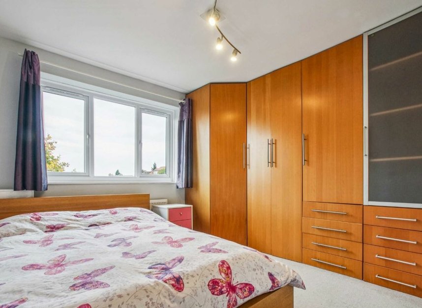 Properties for sale in Clandon Gardens - N3 3BG view5