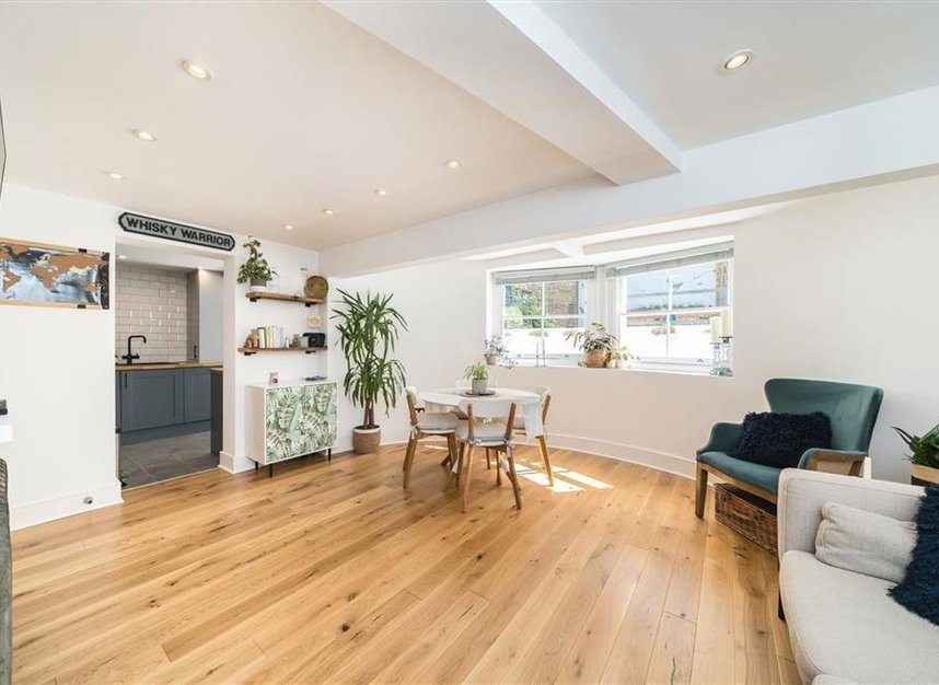 Properties for sale in Clapham Common South Side - SW4 9DA view2