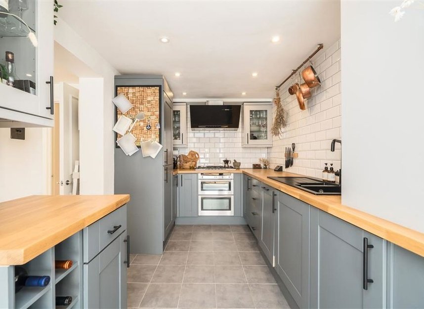 Properties for sale in Clapham Common South Side - SW4 9DA view5