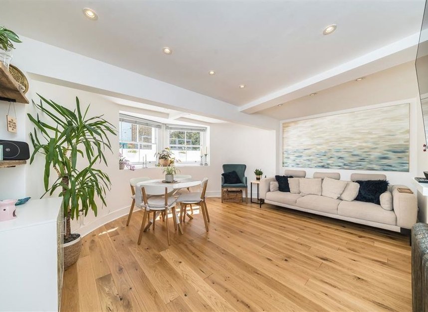 Properties for sale in Clapham Common South Side - SW4 9DA view3
