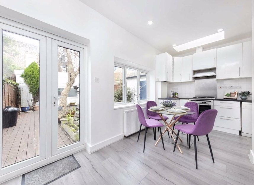 Properties for sale in Clovelly Road - W4 5DS view5