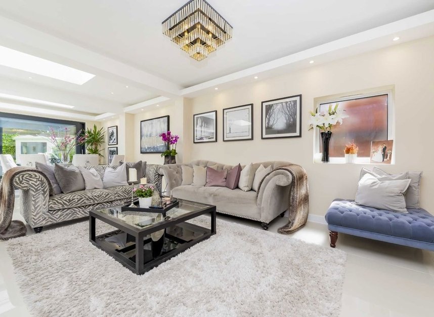 Properties for sale in Colney Hatch Lane - N10 1BD view2