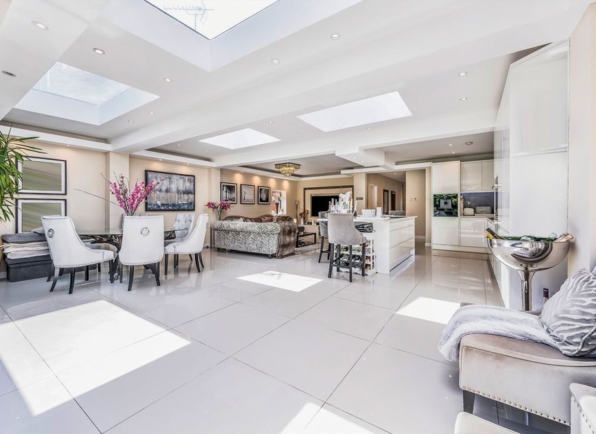 Properties for sale in Colney Hatch Lane - N10 1BD view4