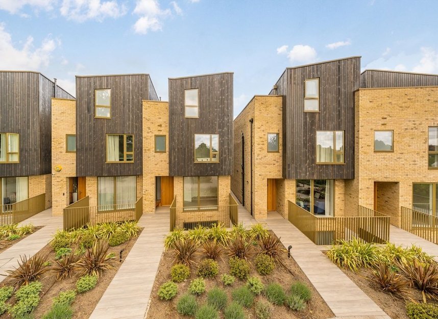 Properties for sale in Coombe Lane - SW20 0RW view1