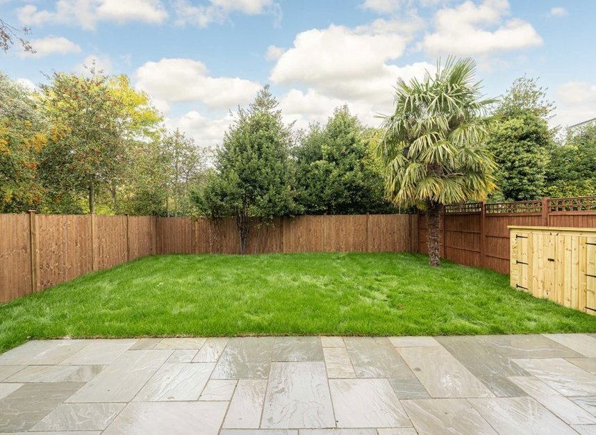 Properties for sale in Courtlands Avenue - TW12 3NT view9
