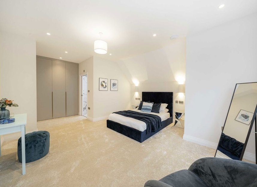 Properties for sale in Courtlands Avenue - TW12 3NT view5