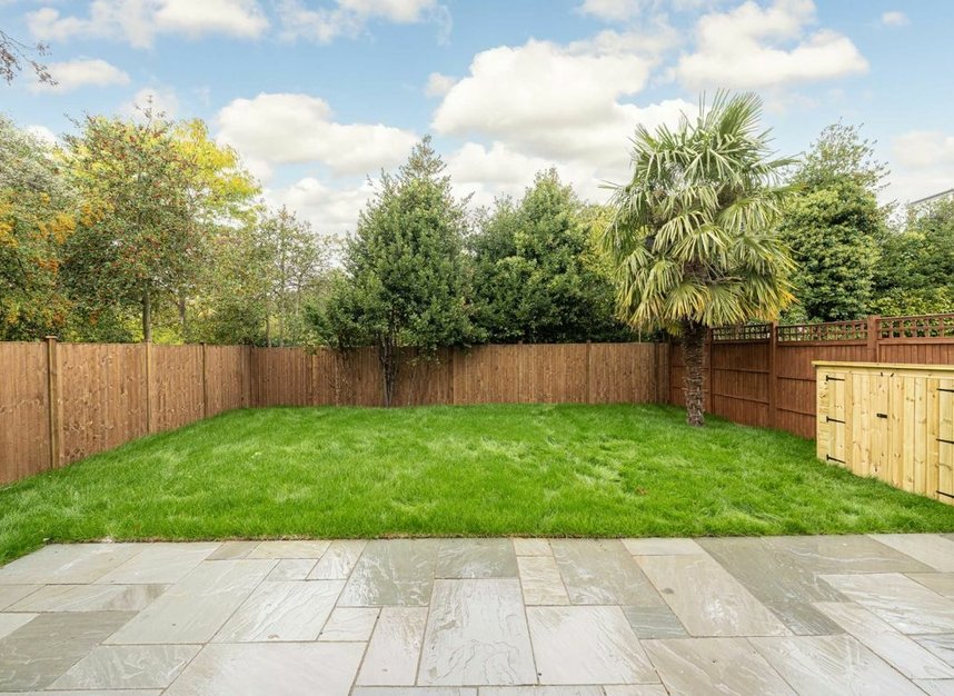 Properties for sale in Courtlands Avenue - TW12 3NT view9