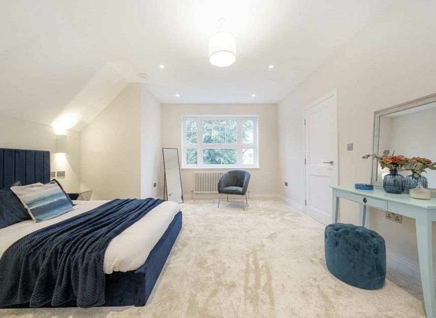 Properties for sale in Courtlands Avenue - TW12 3NT view6