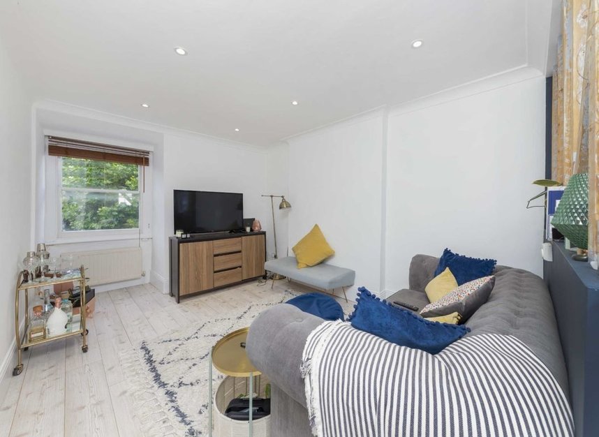 Flat for sale in Cromwell Avenue, London, N6 (Ref 213559) Dexters