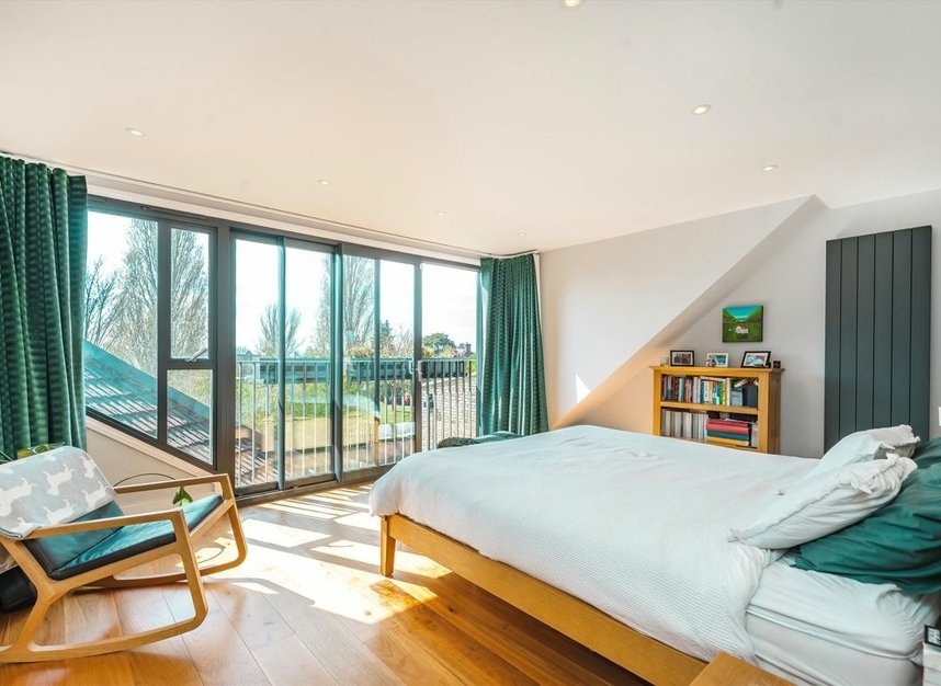 Properties for sale in Crowborough Road - SW17 9QF view7