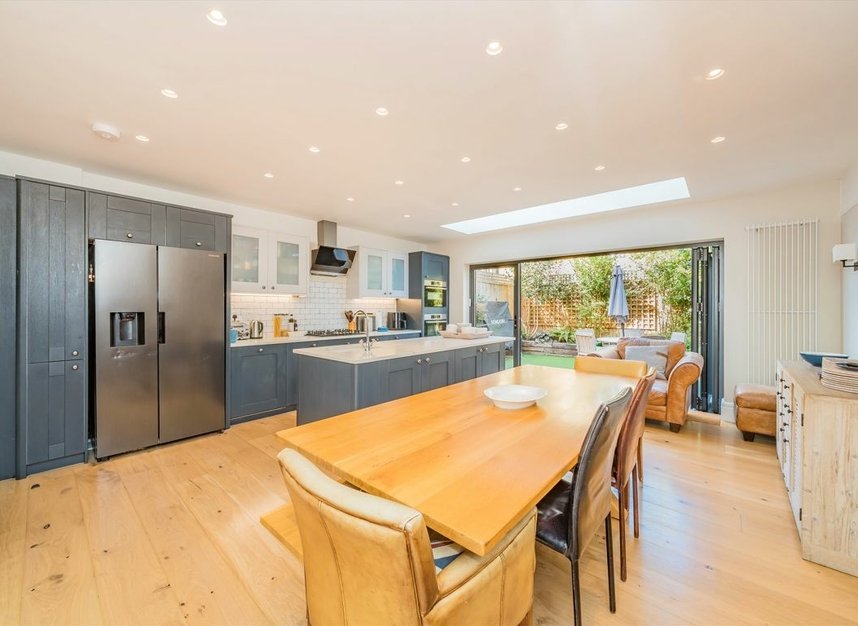 Properties for sale in Crowborough Road - SW17 9QD view6