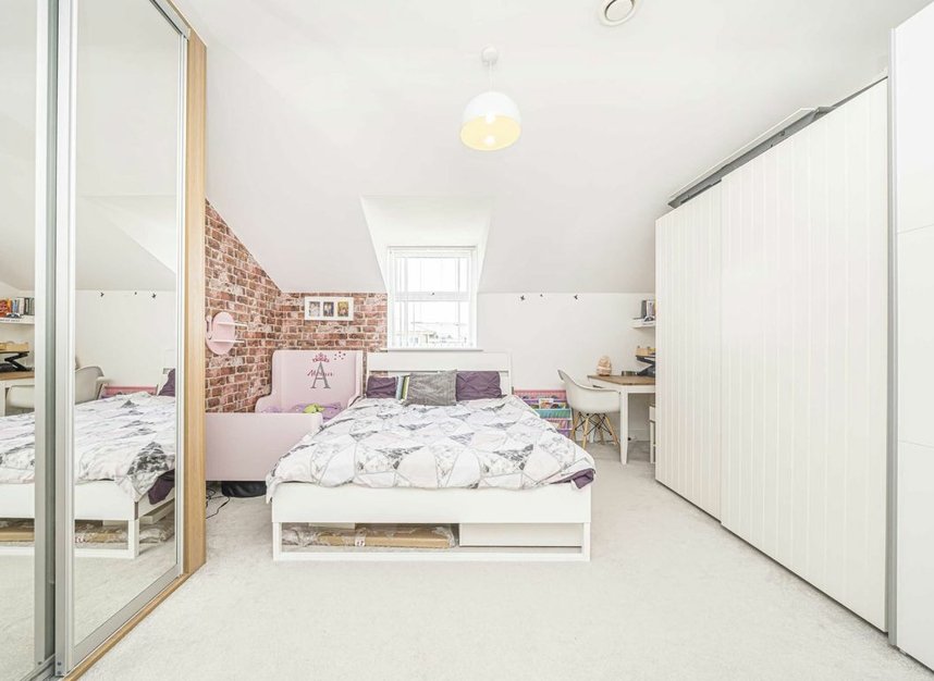 Properties for sale in Dyas Road - TW16 5DD view6