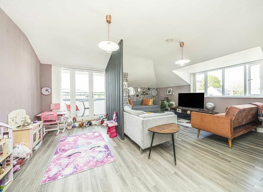 Properties for sale in Dyas Road - TW16 5DD view5