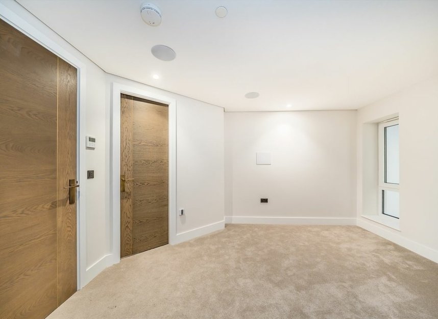 Properties for sale in Dyer's Buildings - EC1N 2JT view5