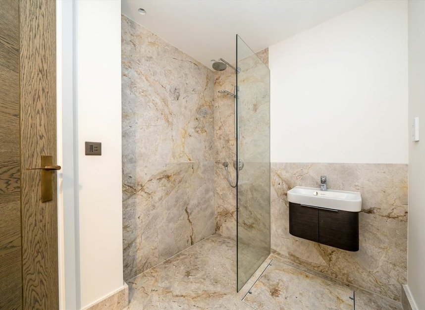 Properties for sale in Dyer's Buildings - EC1N 2JT view6