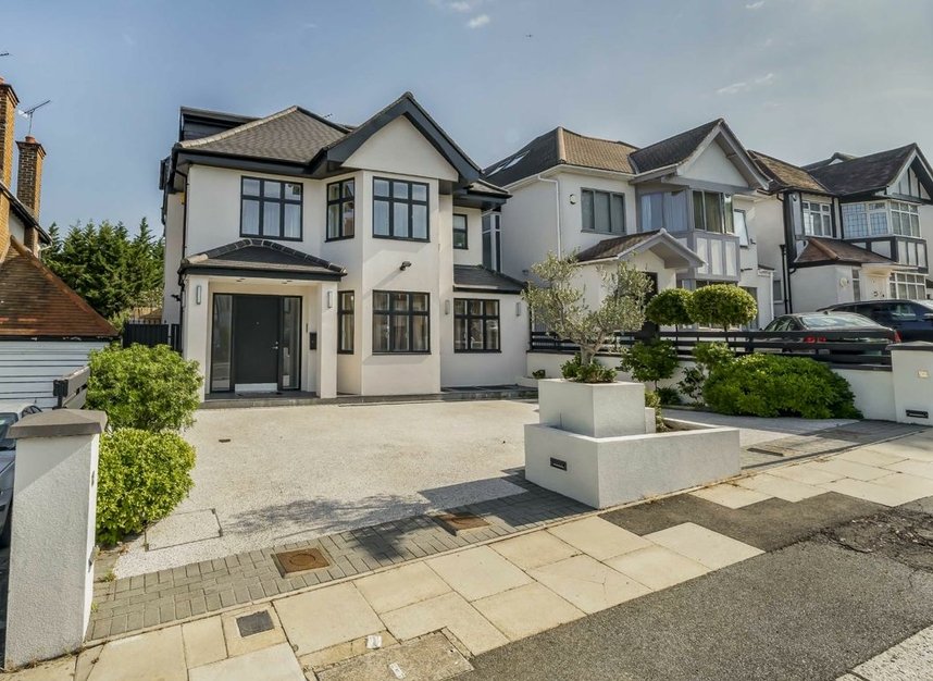 Edgeworth Crescent, London, NW4
