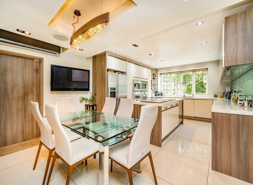 Properties for sale in Edmunds Walk - N2 0HU view4