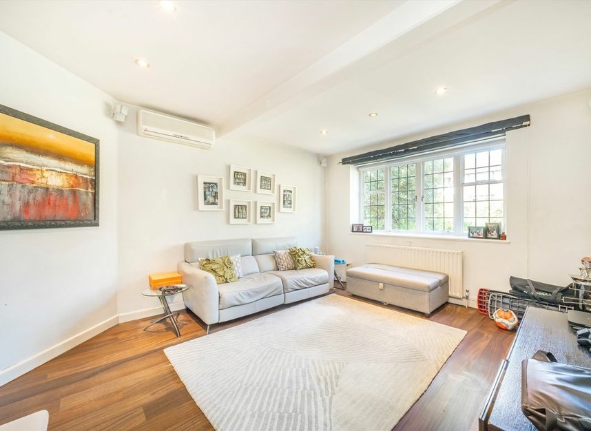 Properties for sale in Edmunds Walk - N2 0HU view5