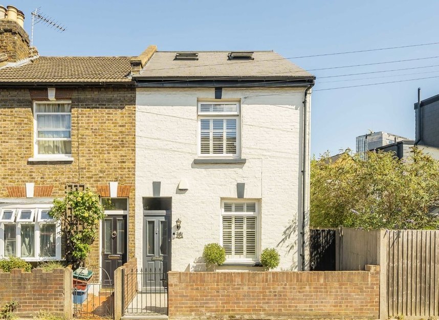 Properties for sale in Enfield Road - TW8 9PB view1