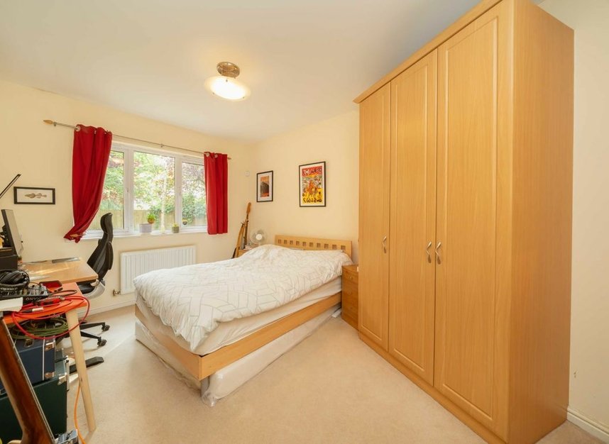 Properties for sale in Etchingham Park Road - N3 2DW view5