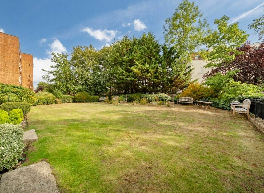 Properties for sale in Etchingham Park Road - N3 2DW view6