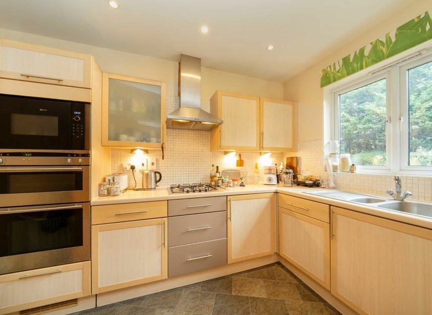 Properties for sale in Etchingham Park Road - N3 2DW view3