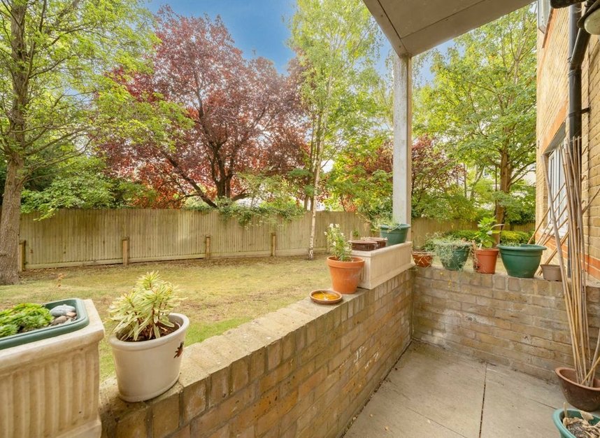 Properties for sale in Etchingham Park Road - N3 2DW view7