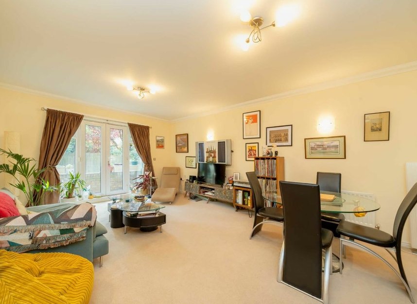 Properties for sale in Etchingham Park Road - N3 2DW view1