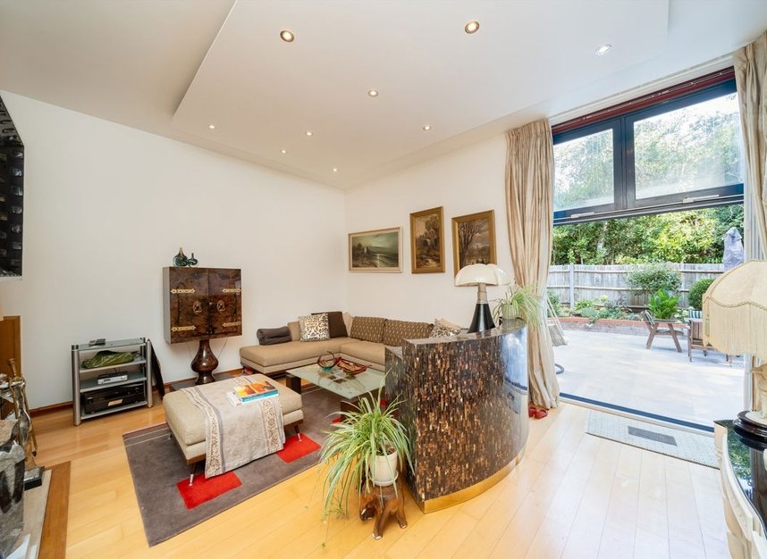 Properties for sale in Firecrest Drive - NW3 7ND view5