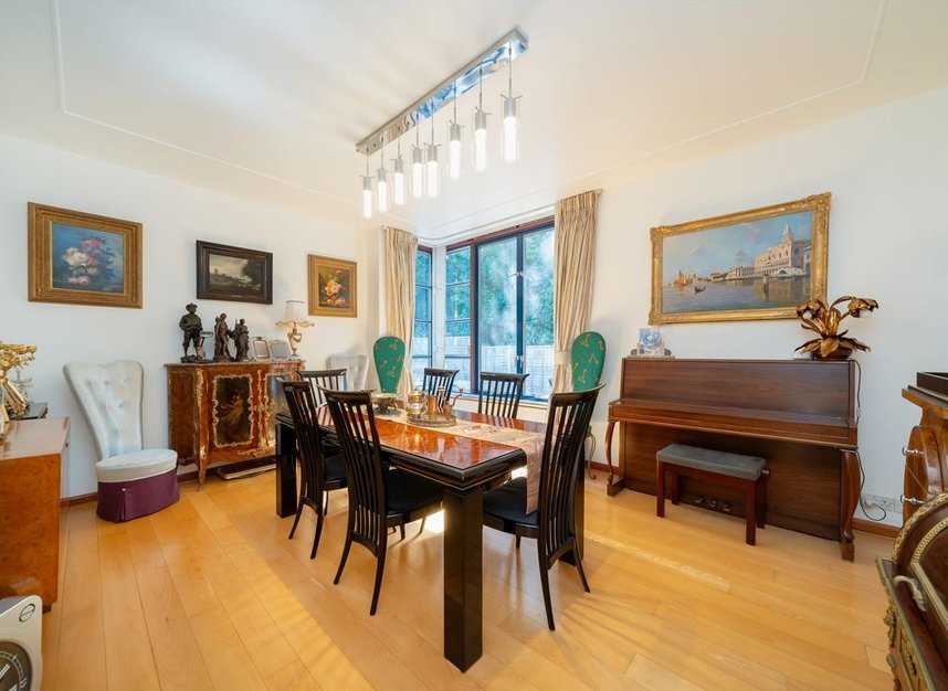 Properties for sale in Firecrest Drive - NW3 7ND view3