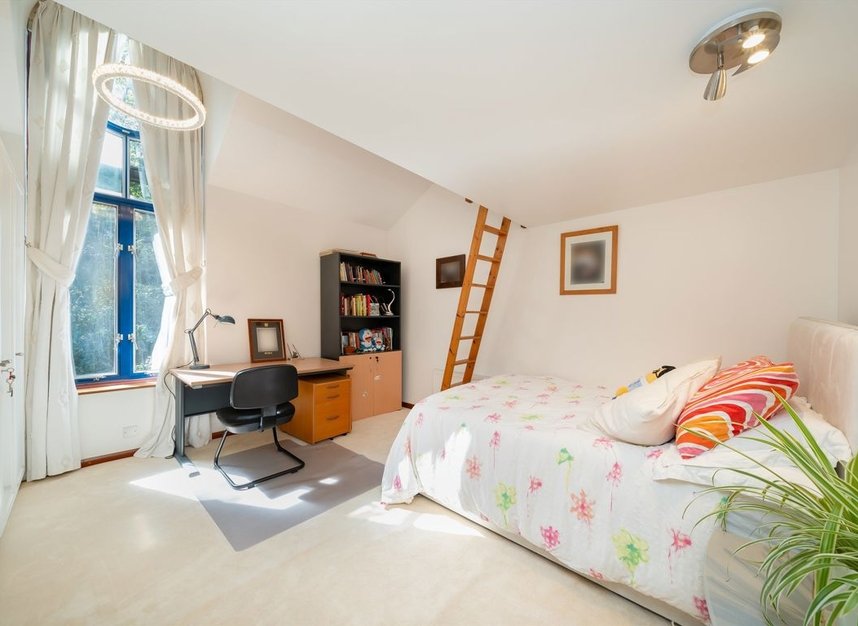 Properties for sale in Firecrest Drive - NW3 7ND view8