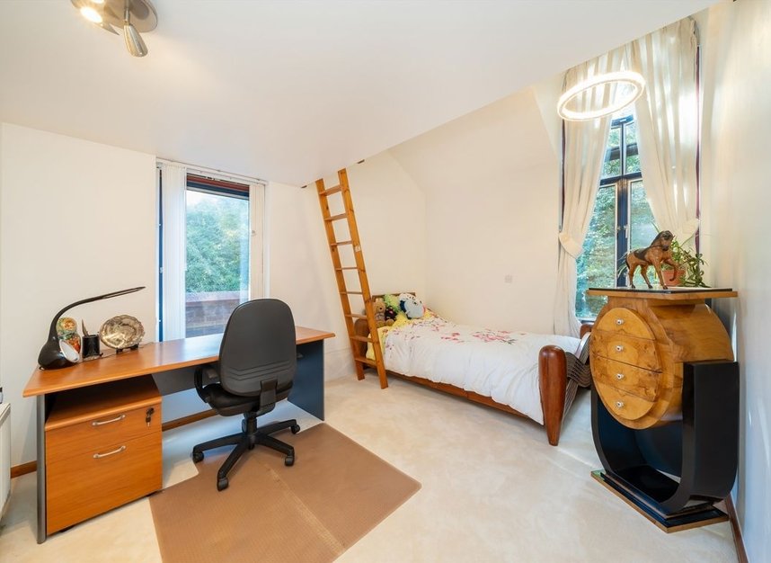 Properties for sale in Firecrest Drive - NW3 7ND view9